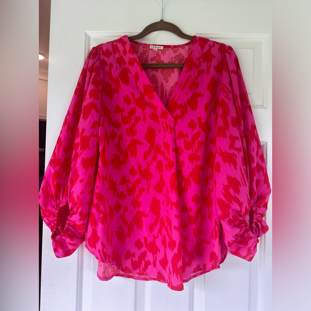 Vibrant pink and leopard fun top! Size small- oversized! Runs like M/L.